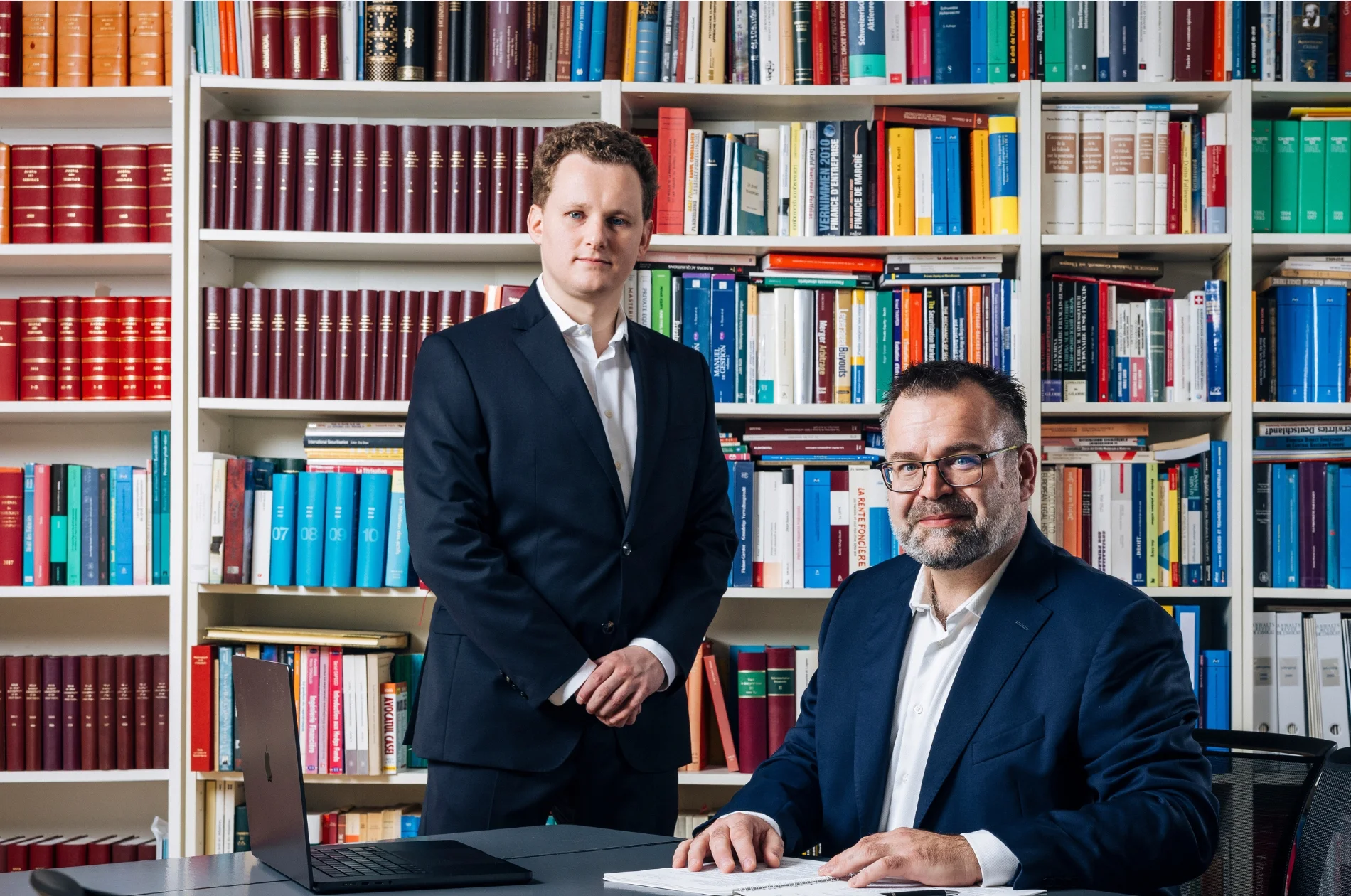 deux_avocats_dans_etude_linea_avocats_portrait